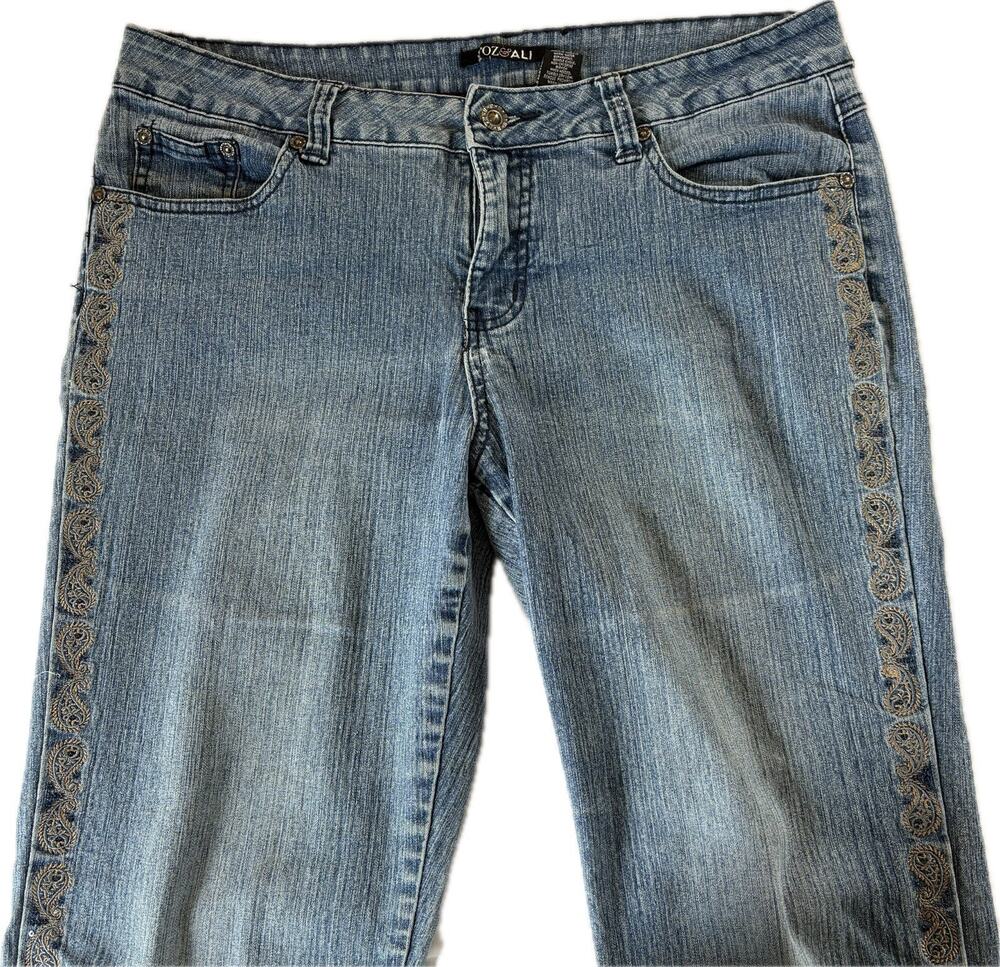 Roz & Ali Women’s Size 10 (34x30.5) Medium Wash Embroidered Paisley Flare Jeans